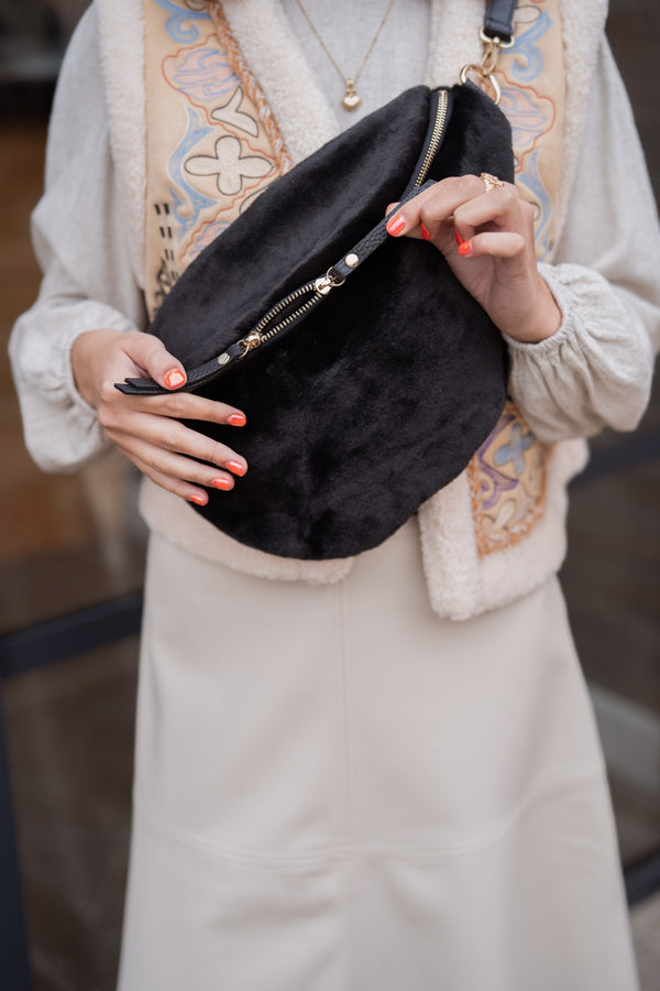 close up of Willa cross body bag (black) sansom reed boutique marlow